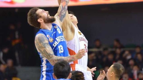 CBA焦点战泉城沸腾，丁彦雨航率山东复仇肯帝亚豪取关键胜利