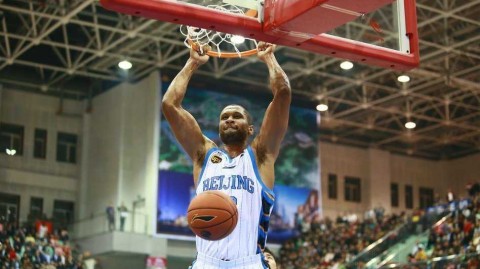 京城篮球烽火再燃：季前赛怀仁站首钢众将合力奏凯