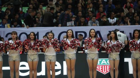 川辽大战激情上演 篮球宝贝舞动蓉城