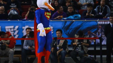 回首2016 霹雳鸭模仿阿联扔鞋引爆CBA江湖的那一夜