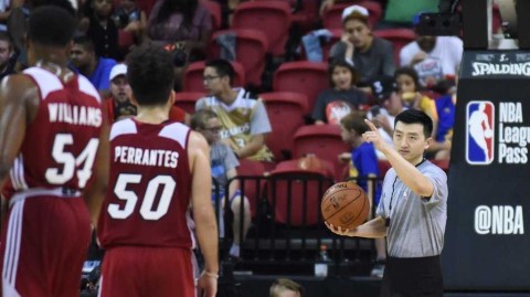 执法NBA夏季联赛的中国第一哨：张潇的破冰之旅
