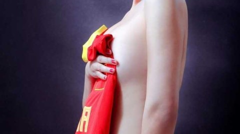 刘闻雯从篮球宝贝到旅行作家：比基尼镜头外的多彩人生