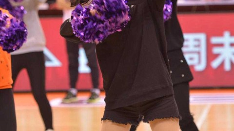 CBA赛场上的靓丽风景线：山东男篮啦啦队赛前备战纪实