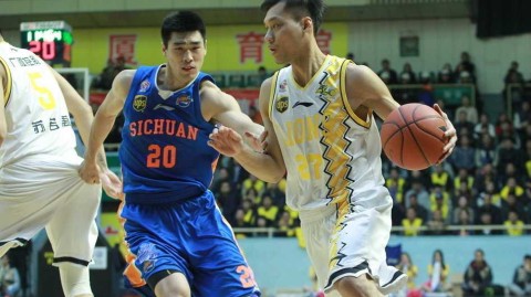 巴蜀铁骑踏破广厦，季后赛首战演惊天狂潮