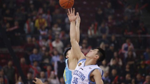 京城寒夜里的内线角力：北京首钢大胜福建，王哲林与莫里斯篮下争锋