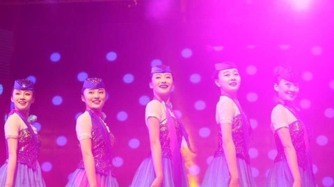 舞动冠军之夜，四川金强总结大会空姐惊艳献礼