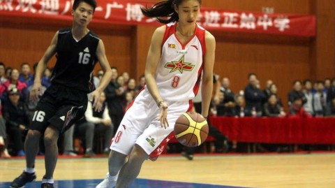 巾帼对决少年军：八一女篮进校园上演温情“性别大战”