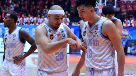 天山之巅的矛与盾：亚当斯神话延续，新疆飞虎主场噬咬广州龙狮