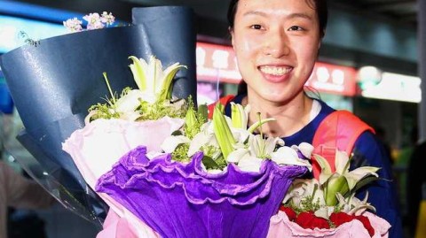 邵婷美国特训归来抵达北京 手捧鲜花笑容灿烂