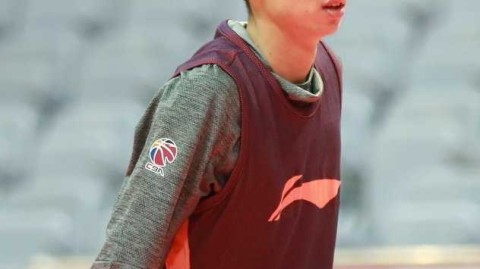 浙江广厦赛前备战 李春江严谨中露魔性笑容