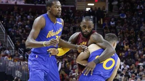 骑士118-111力克勇士锁定季后赛！斯特鲁斯末节两记三分定胜局