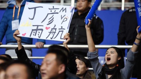 上海滩的敬意：主场球迷高举标语为“孤胆丁神”喝彩