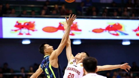 广东宏远巅峰对决：易建联飞身暴扣，比斯利激战群星