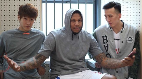 天津荣钢男篮新赛季写真上演欢乐颂 活宝外援霍尔曼引爆笑不断