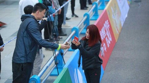 莞马赛场边的温情一幕：冬日娜与杜锋互加好友