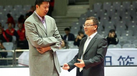 昔日八一五虎甬城再聚首，范斌与王治郅场边细数峥嵘岁月