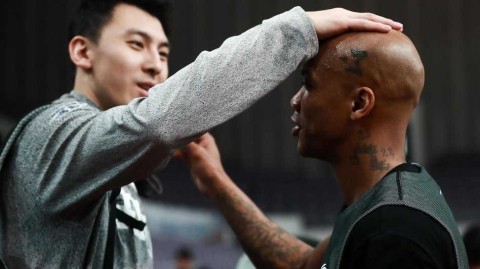 京城德比温情一幕：马布里重回故地，与首钢老队友深情相拥