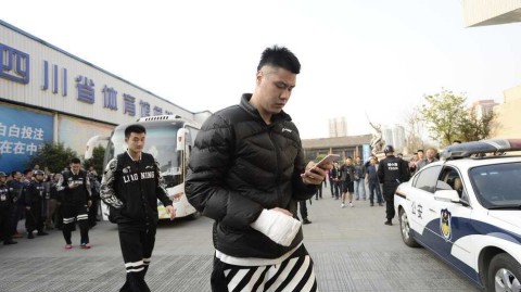 总决赛硝烟中的倔强背影