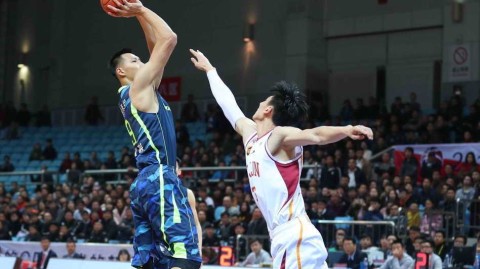 粤浙大战经典回眸：易建联暴扣无双，布泽尔强突内线造杀伤