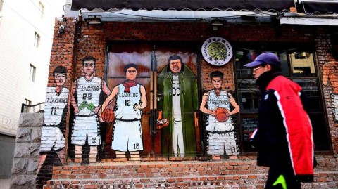 探秘辽篮漫画墙：韩德君板砖在手，杨鸣围脖裹不住的江湖气