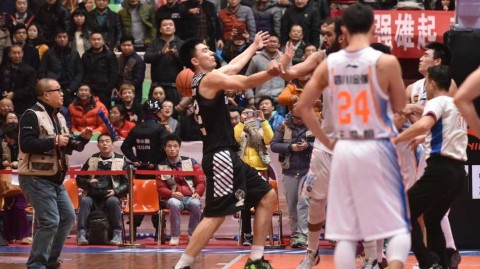 CBA赛场火爆一幕 哈达迪失控推击李晓旭引众怒