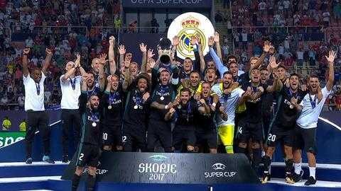 巴萨3-2皇马卫冕西超杯：拉菲尼亚双响定江山，德容飞踹姆巴佩染红