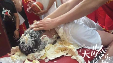李慕豪二十四岁生日遭遇甜蜜“暴击”，男篮兄弟连的蛋糕大战欢乐多