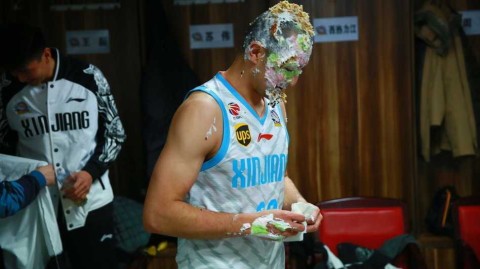 蛋糕“拍”出铁汉柔情，西热力江生日宴上的“甜蜜”袭击与温情回眸