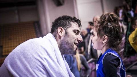 希腊队世预赛力克爱沙尼亚，广厦外援博洛西斯以队长身份闪耀赛场