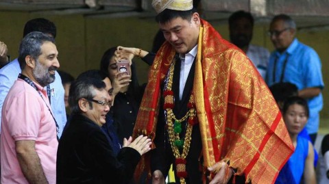 姚明督战女篮亚洲杯，赛场温情获赠民族服饰