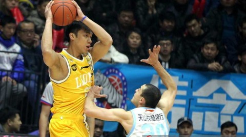 疆广厦连续恶斗，周琦与林志杰演绎季后赛级别对抗