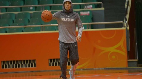 丁彦雨航赛前热身显王者风范 狂砍四十五分创生涯新高率队取胜