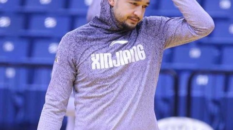 西热力江训练场“耍宝”背后的真性情 新疆男篮兄弟情深