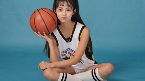 疆篮宝贝燃情助威 飞虎男篮破浪启航