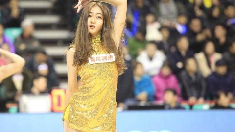 辽宁主场惜败广州，金色舞娘成赛场亮丽风景线