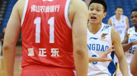 青岛主场激战佛山，赛后冲突布朗怒掀广告牌领罚单