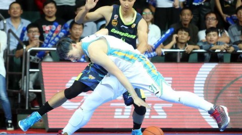 王者传承：易建联与王哲林的内线对话，见证中国男篮脊梁