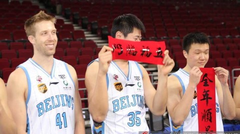 首钢将士新春贺岁 萌犬遭霹雳鸭“调戏”