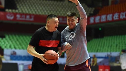 四川男篮备战冲刺 主帅杨学增身先士卒亲临指导