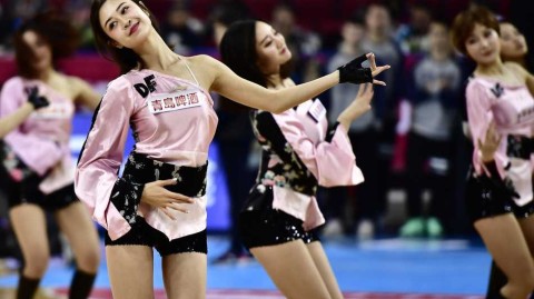 舞动篮坛的烈火玫瑰：揭秘CBA赛场上的靓丽风景线