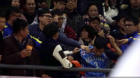 江苏主场大胜北京，球迷误入阵营引发冲突