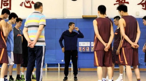 辽篮集结备战新赛季，郭士强严苛训话，杨鸣领衔苦练