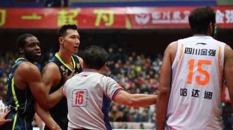 宿敌之怒！阿联哈达迪篮下顶牛，回顾那些年火星撞地球的恩怨