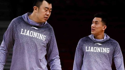 带伤出征，郭艾伦赛前训练笑对绷带