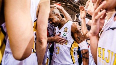 泪别京城英雄！马布里退役仪式动情落泪，传奇落幕爱永存