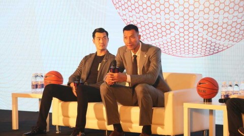 哥俩西装革履亮相深圳，易建联赴美前携王仕鹏详解篮球创业梦