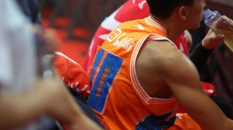 CBA趣闻夜上海临时球衣背后的连胜密码