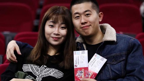 京城篮球之夜，美女球迷点亮看台风景线