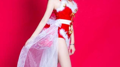 红焰似火绽放在赛场 舞时尚啦啦队诠释篮球宝贝的热辣风采