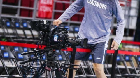 功夫熊猫的灵动一面：韩德君赛前“跨栏”捡球趣事